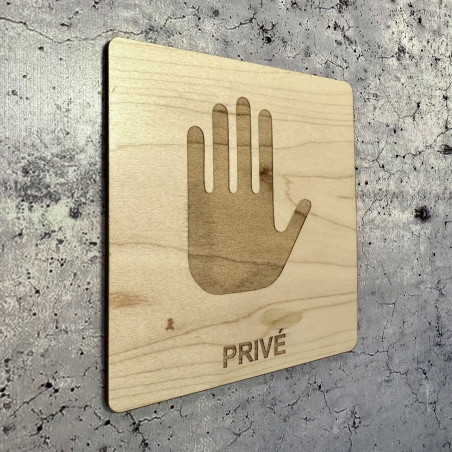 Plaque en bois en gravure privé avec main
