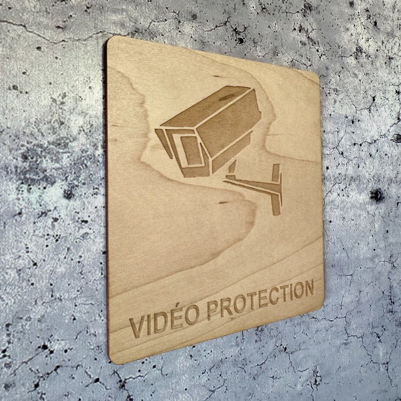 Plaque en bois gravée vidéo protection