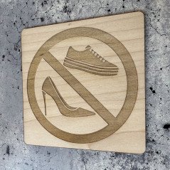 Plaque en bois gravée chaussures interdites