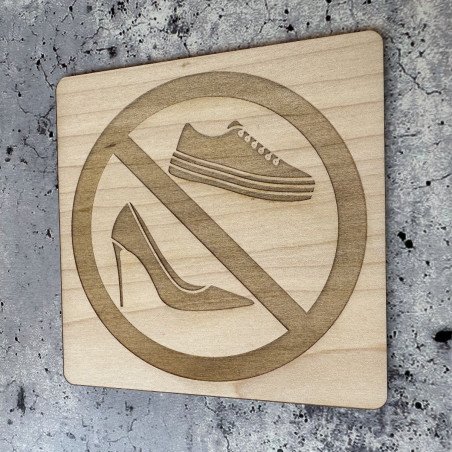 Plaque en bois gravée chaussures interdites