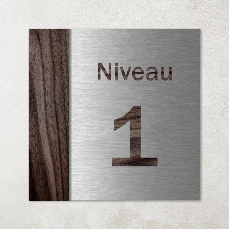Plaque niveau en métal et bois massif sur mesure
