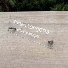 Porte-Nom Contemporain en Plexiglass – Gravure Sur Mesure