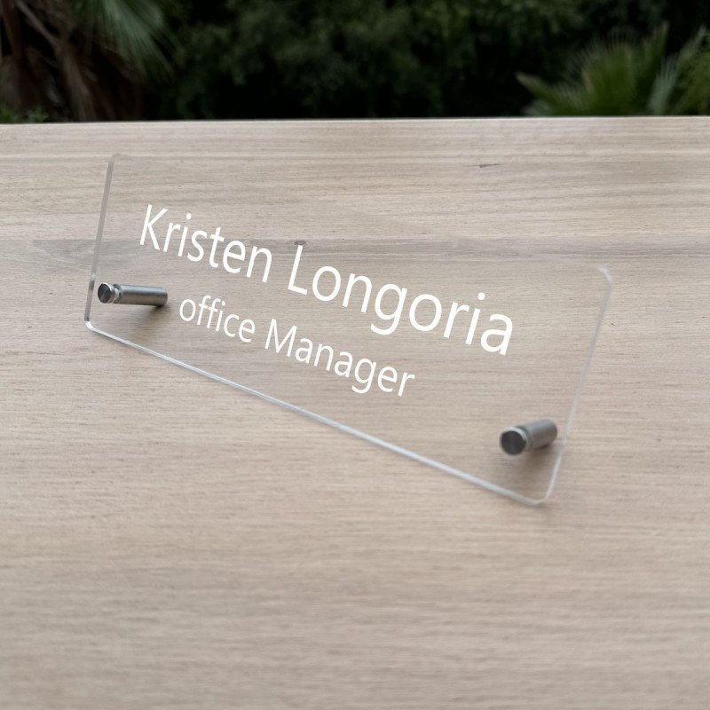 Porte-Nom Contemporain en Plexiglass – Gravure Sur Mesure