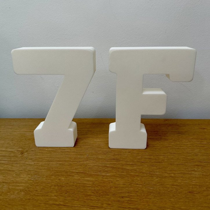 Lettres et chiffres auto portés