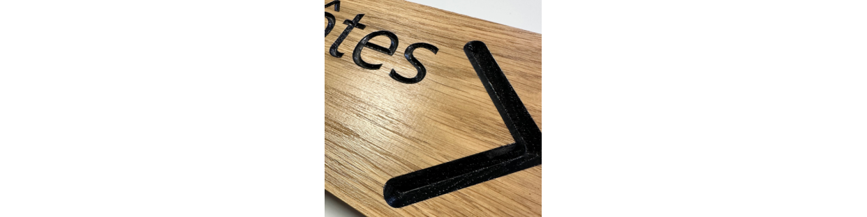 Panneaux directionnels en bois gravé – Naturels et élégants