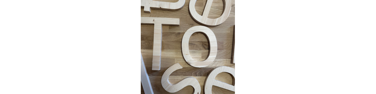 Textes en bois prêts à poser - Signalétique en lettres découpées